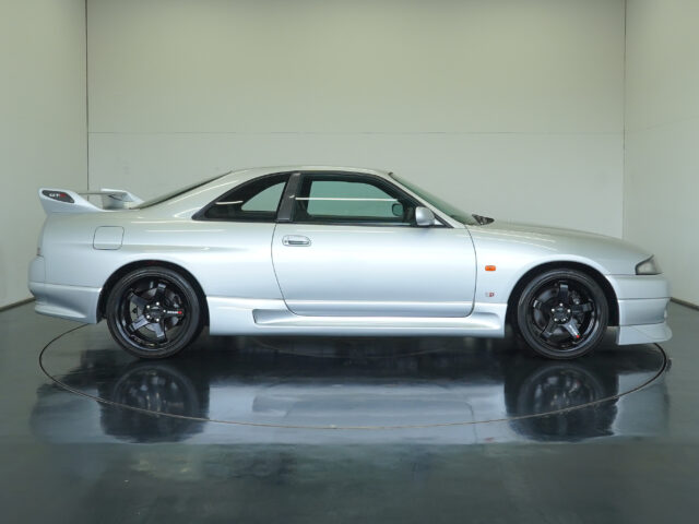 スカイライン GT-R BCNR33 スパークシルバー　BCNR33-001538