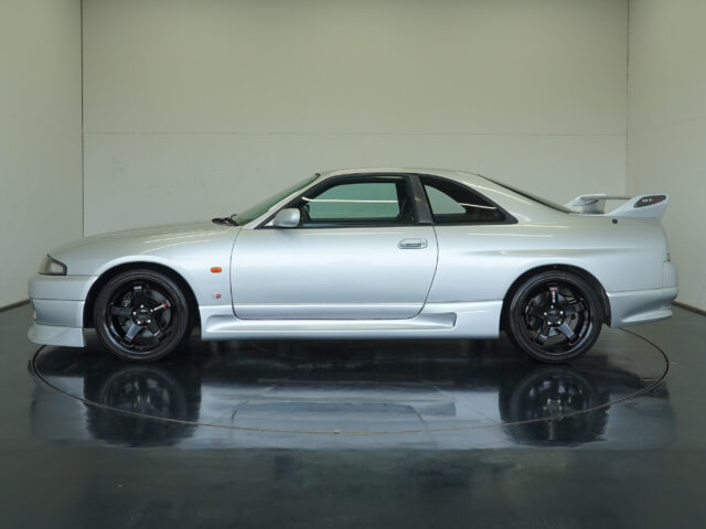 スカイライン GT-R BCNR33 スパークシルバー　BCNR33-001538