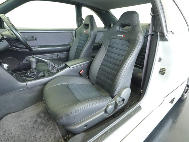 スカイライン GT-R BCNR33 スパークシルバー　BCNR33-001538