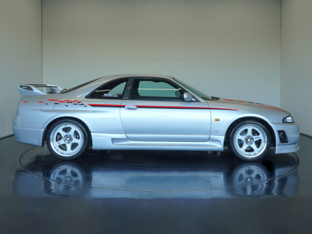 スカイライン　GT-R　Vスペック　スパークシルバー　BCNR33-001118
