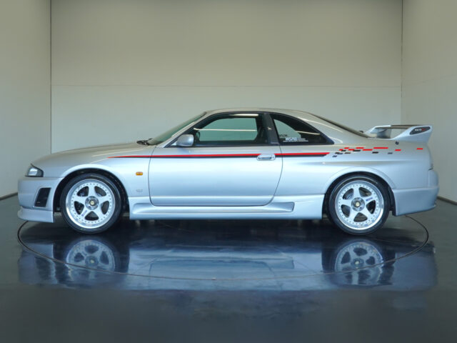 スカイライン　GT-R　Vスペック　スパークシルバー　BCNR33-001118